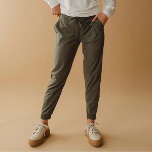 Albion// Olive Jetsetters (size s)